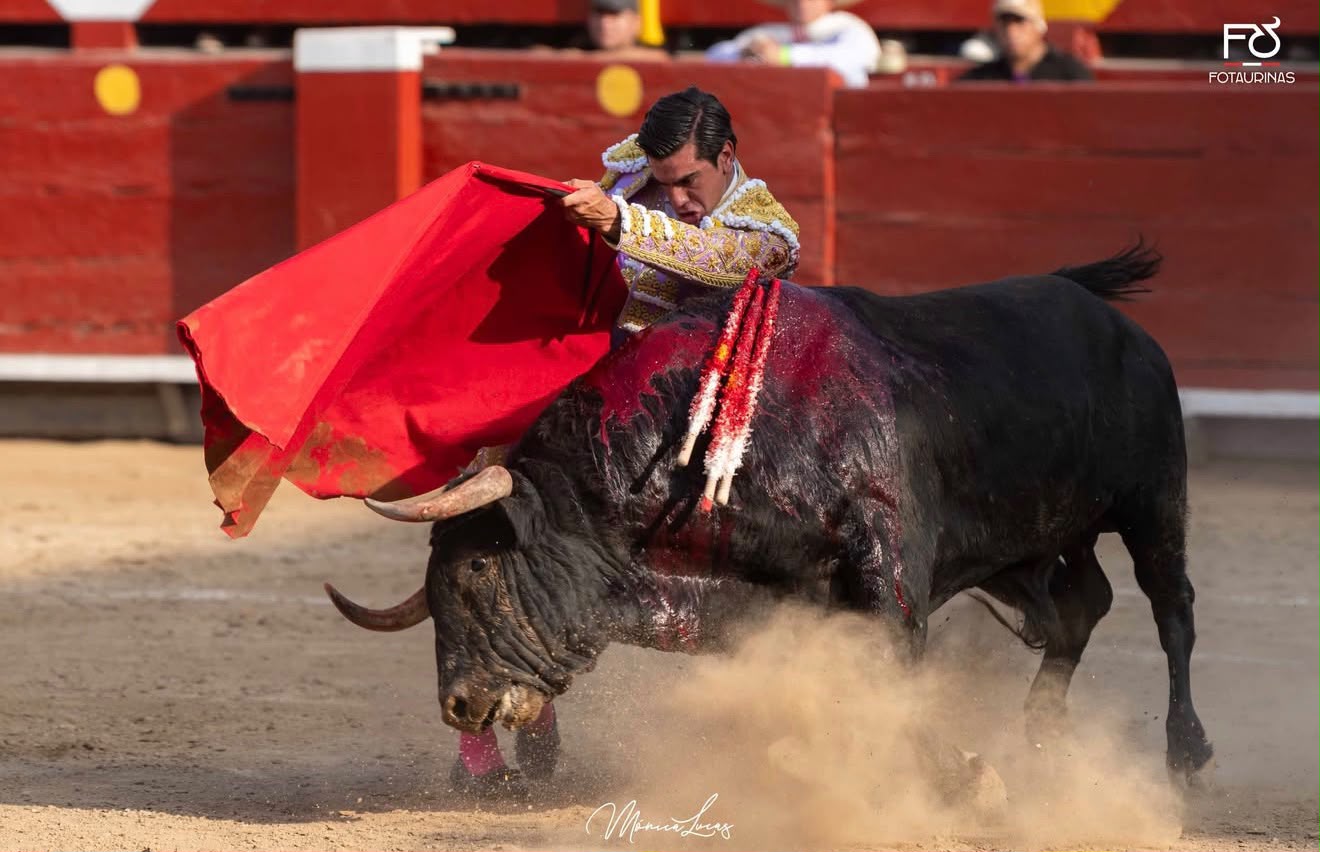 Pase de muleta con ambas manos al toro negro en la segunda tarde de Acho