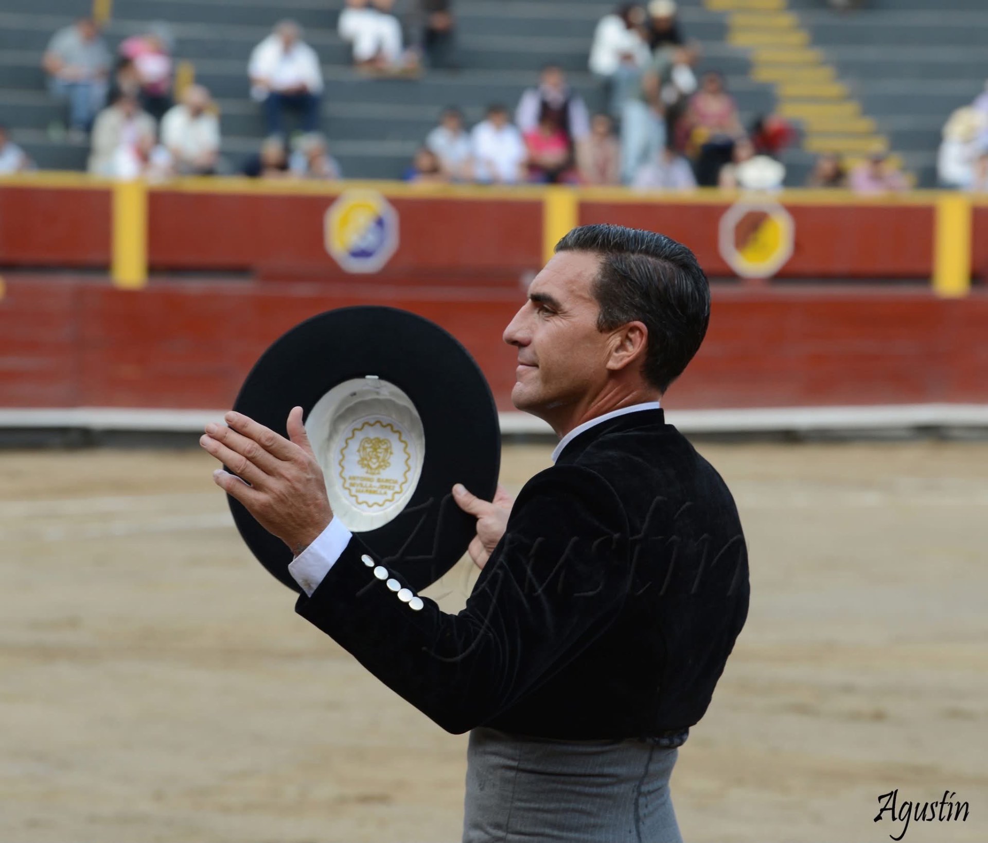 Saludo del torero al público con el sombrero cordobés