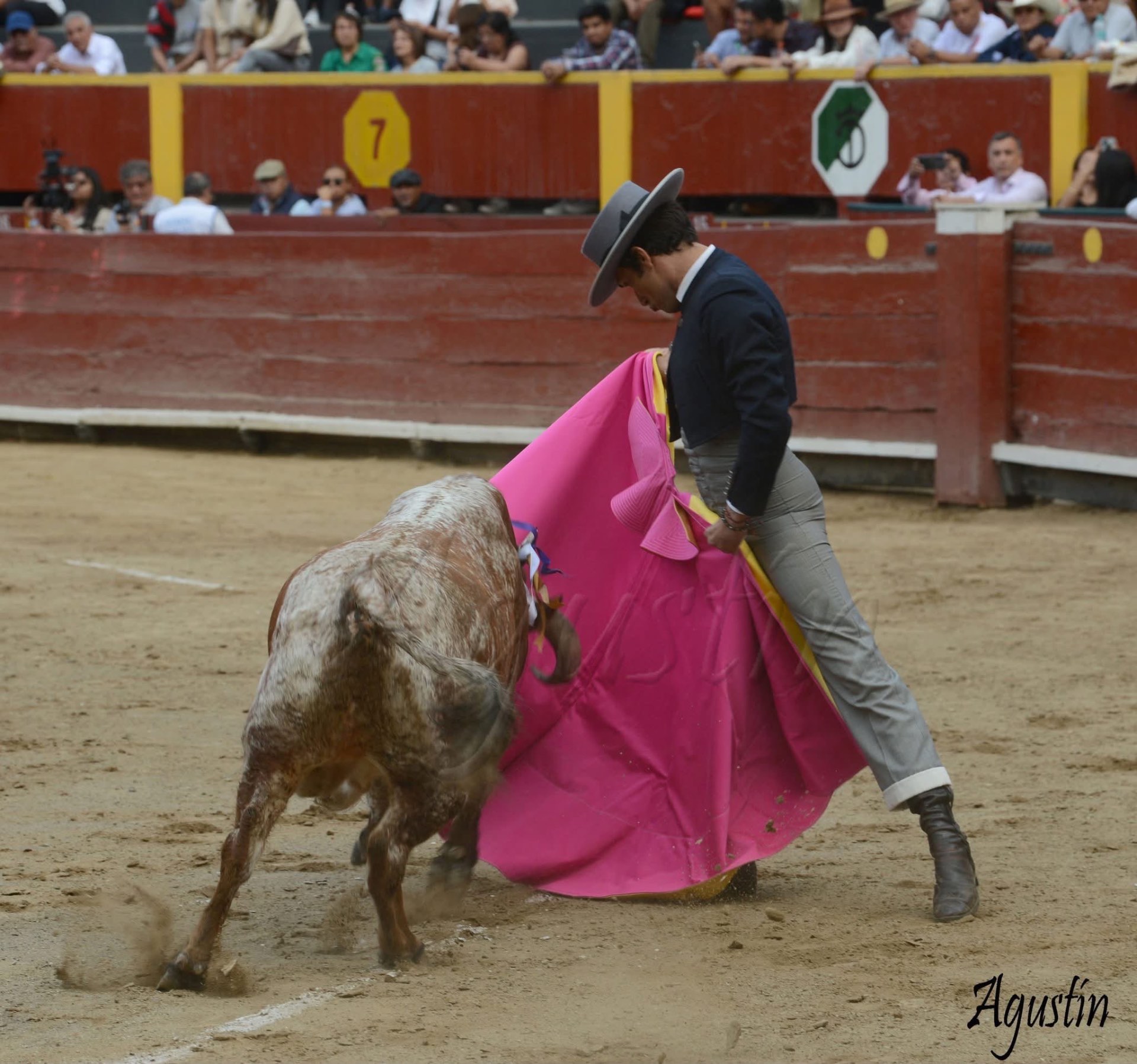 Chicuelina al capote frente al burladero