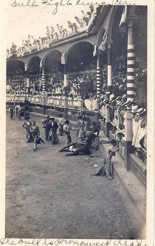 Fotografía antigua de una corrida en la Plaza de Acho