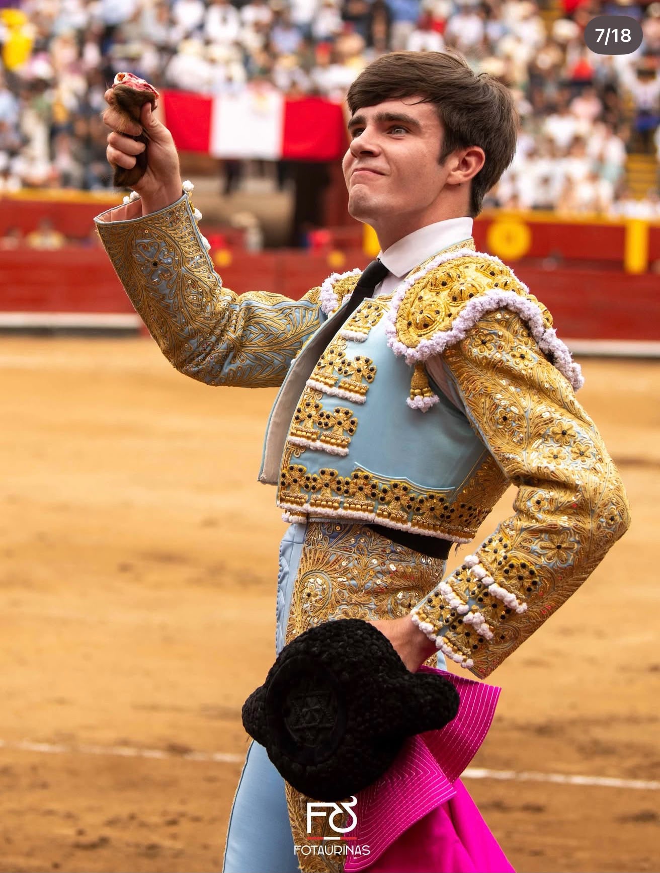 Novillero con la oreja y la montera en la mano saluda a la grada de Acho