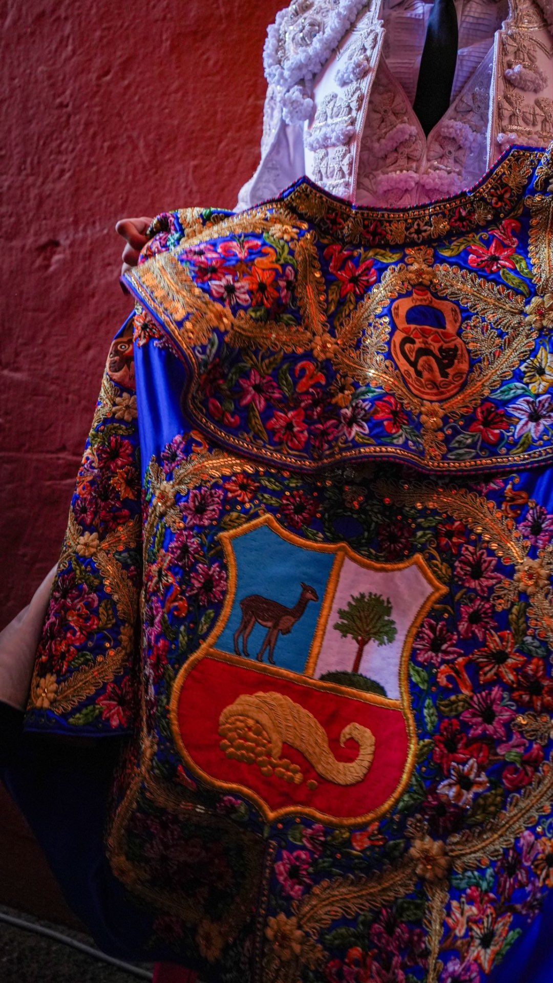 Detalle del capote de paseo con el escudo del Perú bordado