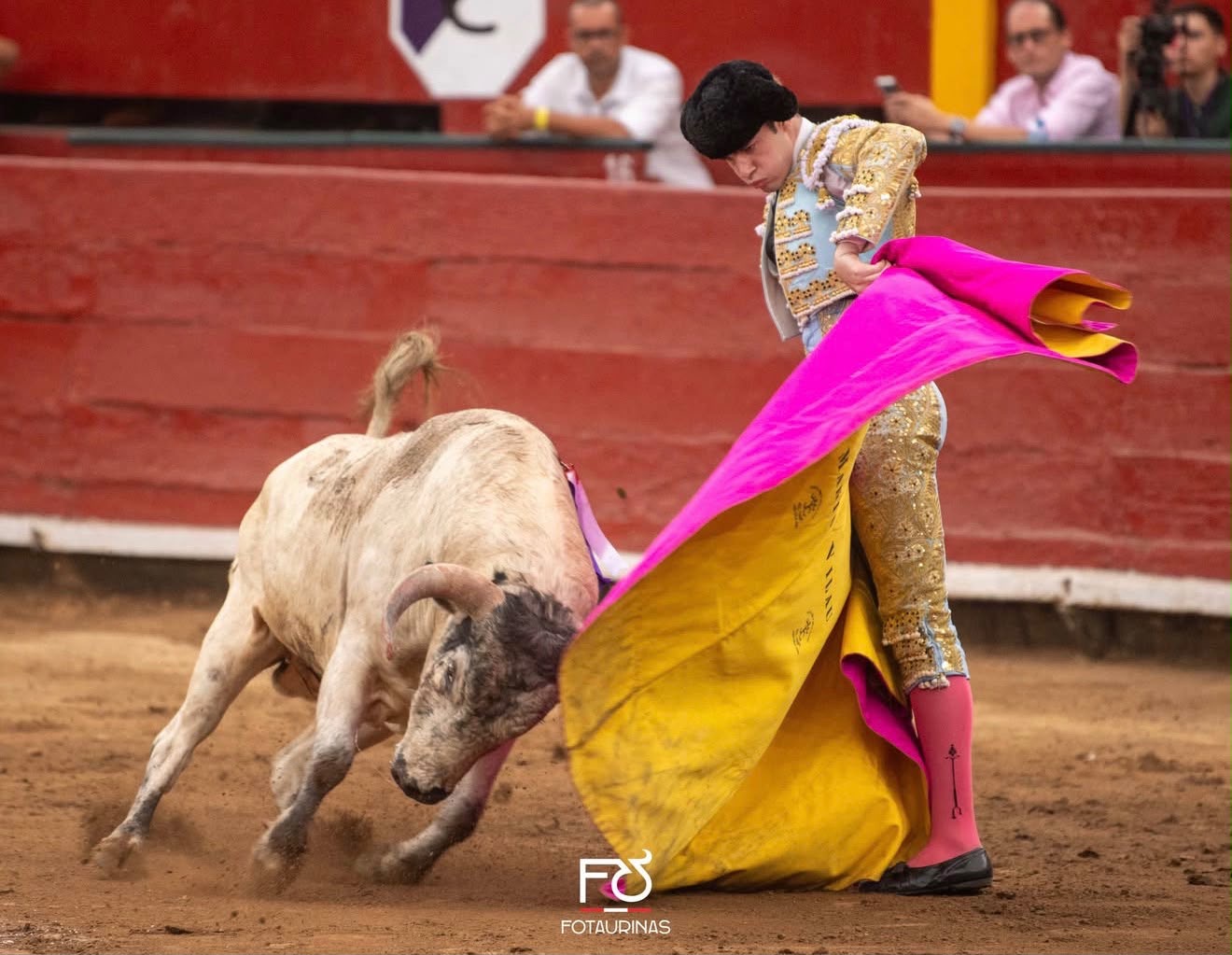 Faena con la muleta en la primera novillada de la temporada en Acho