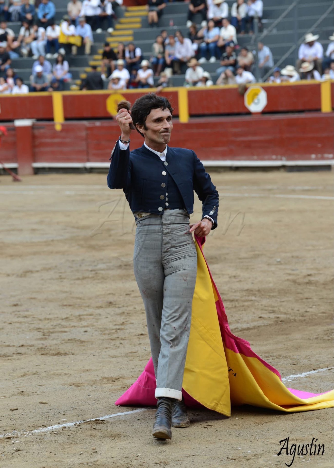Torero da la vuelta al ruedo con trofeo en mano