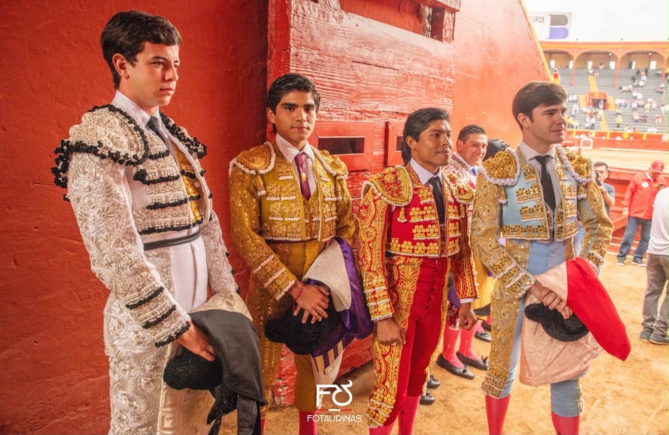 Novilleros esperan el paseíllo junto a la barrera roja de Acho