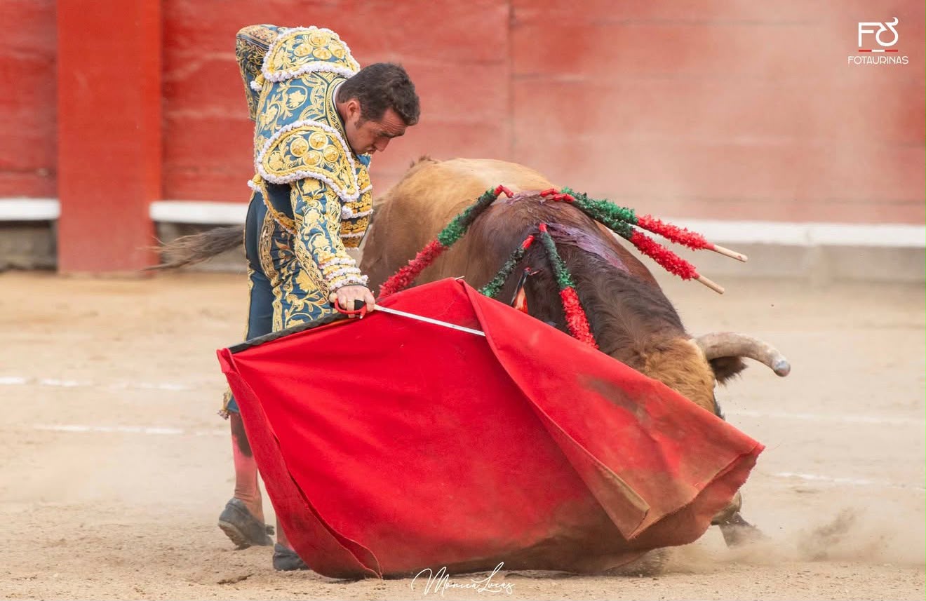 Faena de muleta al toro castaño con el estoque en la mano en Acho