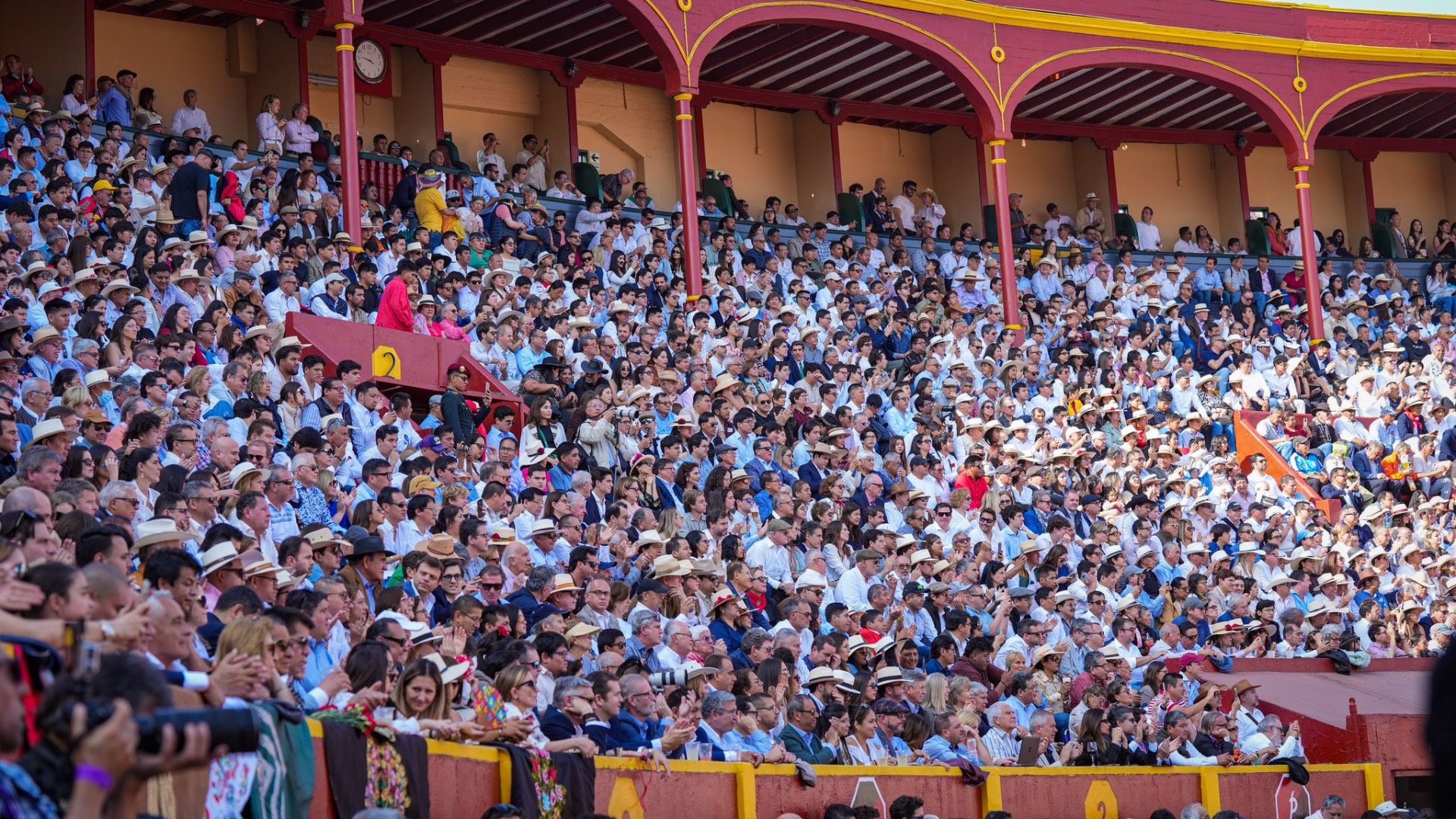 Panorámica de los tendidos llenos de aficionados