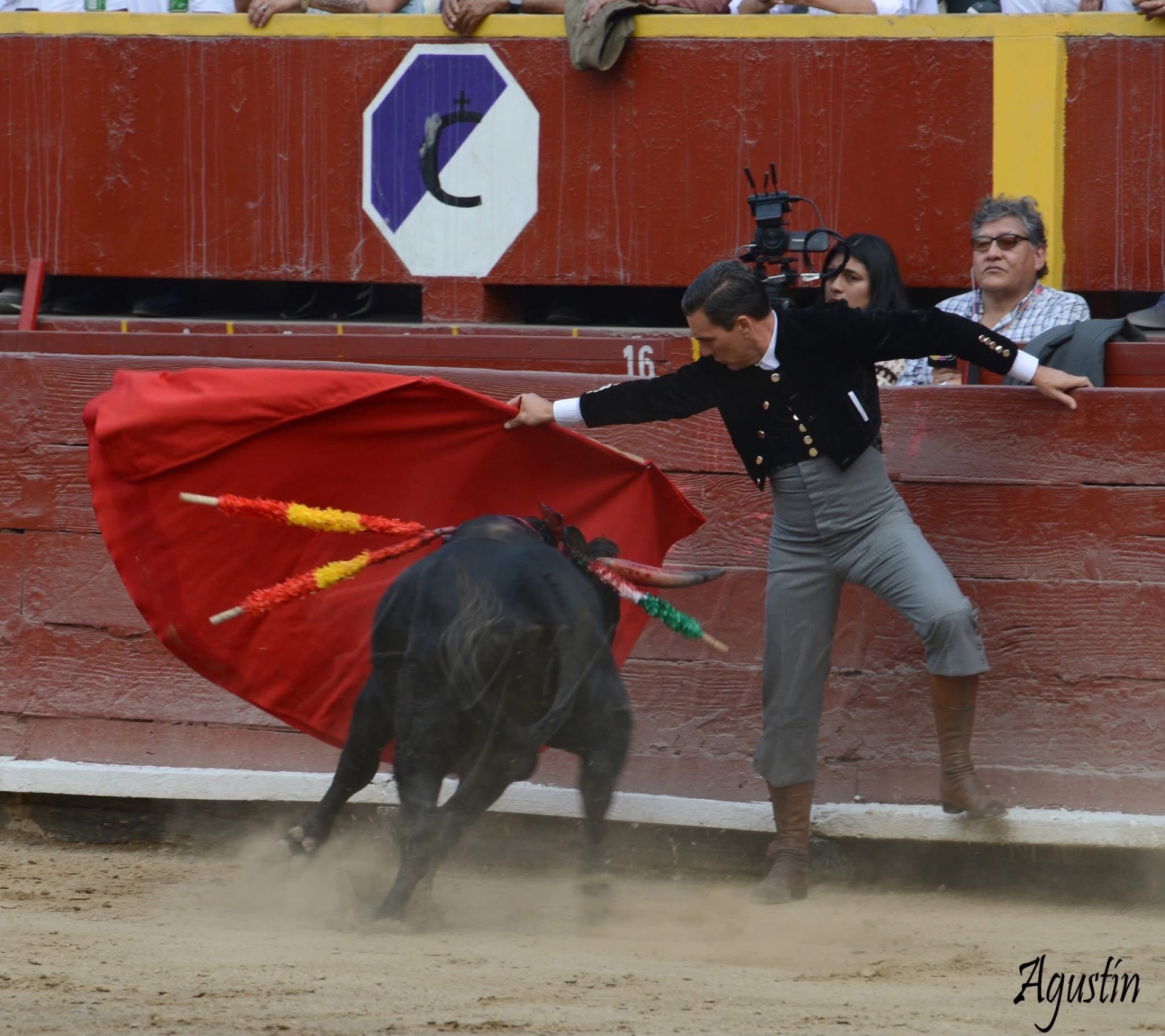Pase con la muleta roja pegado a las tablas