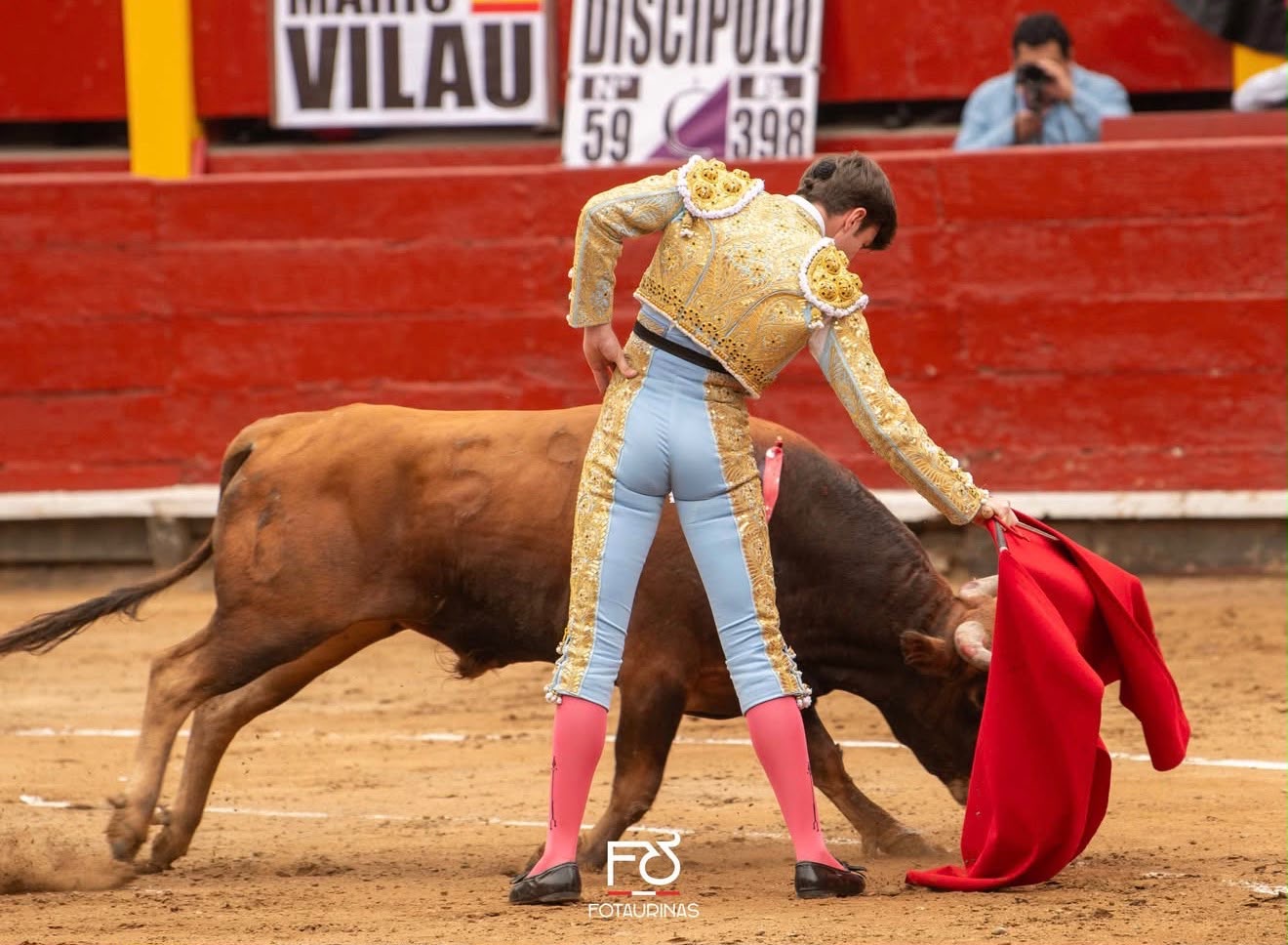 Novillero de azul y oro cita al novillo con la muleta