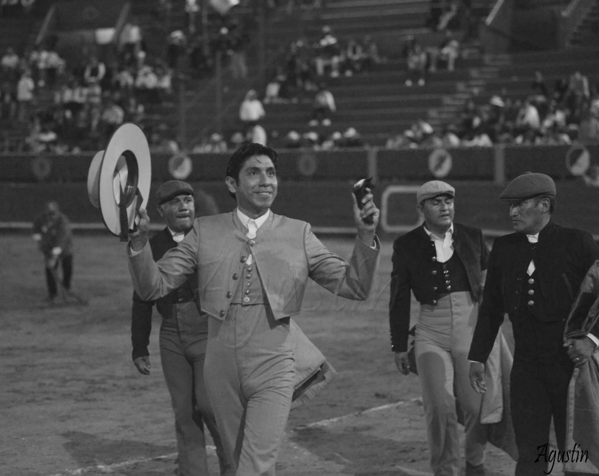 Vuelta al ruedo del torero con trofeos en mano