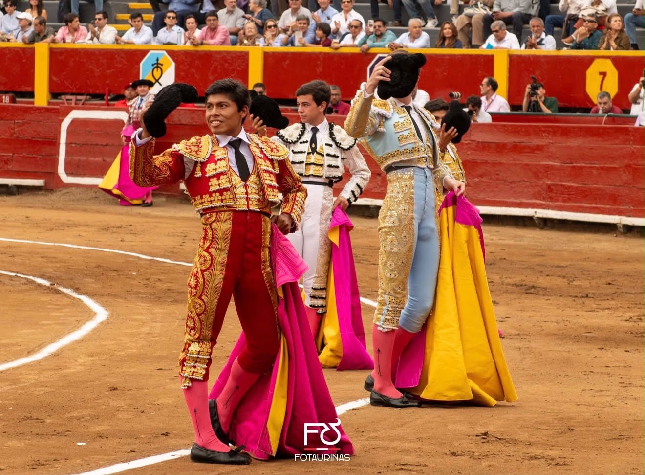 Saludo de la cuadrilla con las monteras en alto en el ruedo de Acho