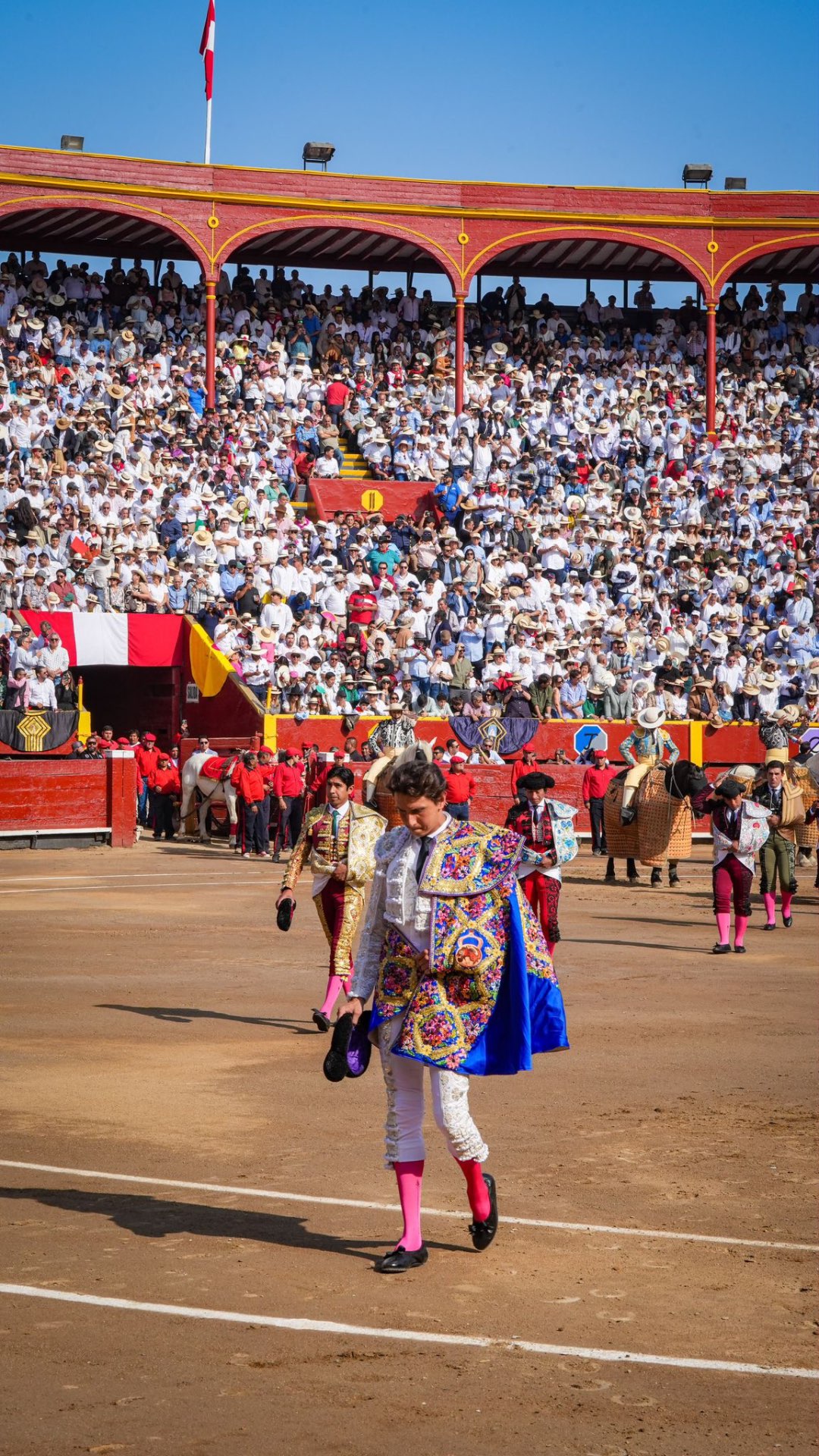 Paseíllo de los toreros ante el público de Acho