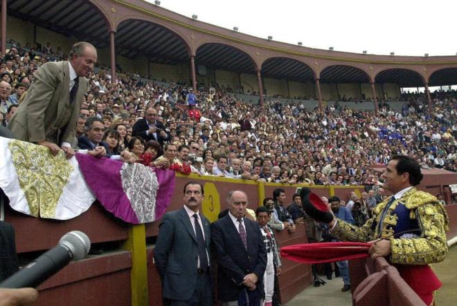Paco Ojeda brindando al Rey Juan Carlos I en la plaza de Acho, en 2001, en su reaparición. Foto: EFE