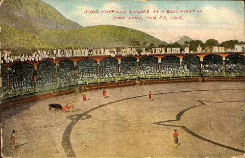 Postal de 1909 mostrando 5000 marineros americanos en una corrida en Lima