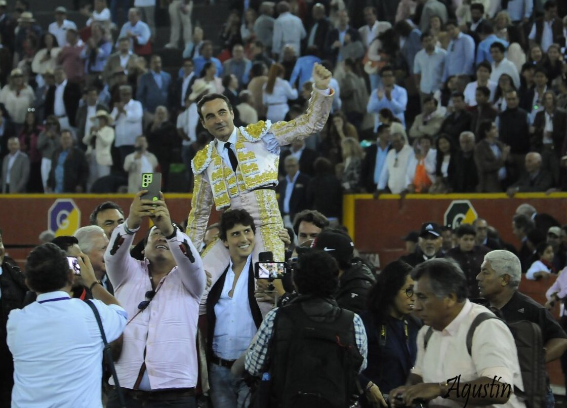 La tarde del adiós de Ponce a su plaza de Acho, en noviembre de 2024, saliendo en volandas a hombros de Roca Rey. Foto: Agustín Carbone